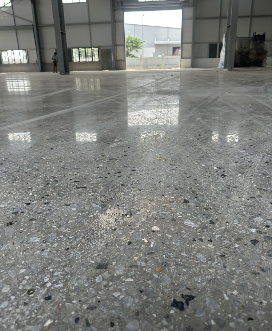 Hoàn Minh thi công mài bóng nền bê tông tại Khu công nghiệp Việt Hưng, Hạ Long – nền sáng bóng, bền đẹp, tiến độ nhanh, giá hợp lý. Liên hệ 0912.333.089.